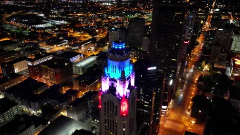 ascenso hacia atrás aéreo nocturno de la torre leveque - columbus, ohio