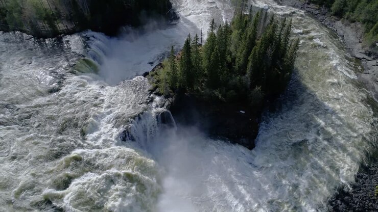 La cascata Ristafallet nella parte occidentale dello Jamtland è elencata come una delle cascate più belle della Svezia.