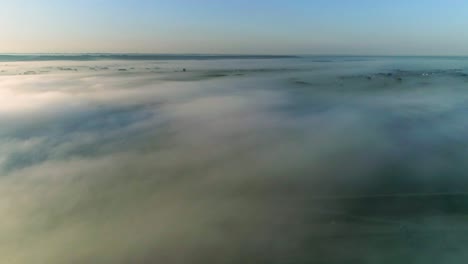 hermosas imágenes de un paisaje sobre las nubes
