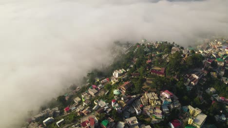 ciudad de montaña con nubes