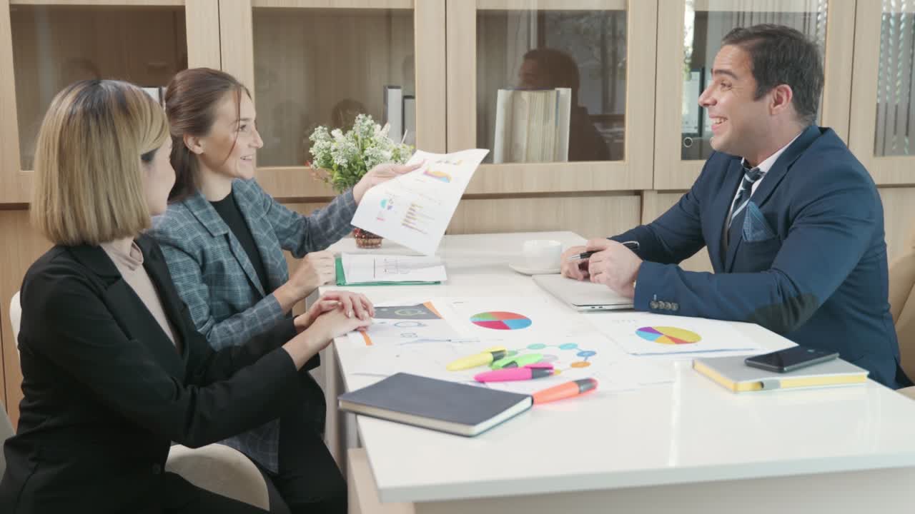 비즈니스 팀 회의, 프레젠테이션, 브리핑, 프로젝트 분석, 수입 차트, 그래프