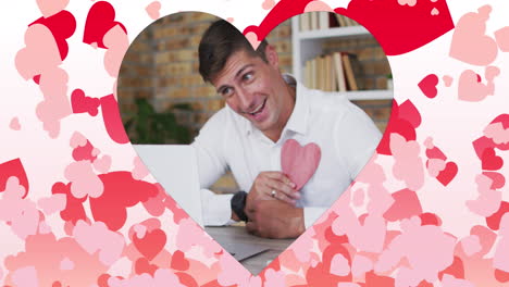 animación de un marco en forma de corazón con corazones rojos volando sobre un hombre caucásico en una videollamada portátil