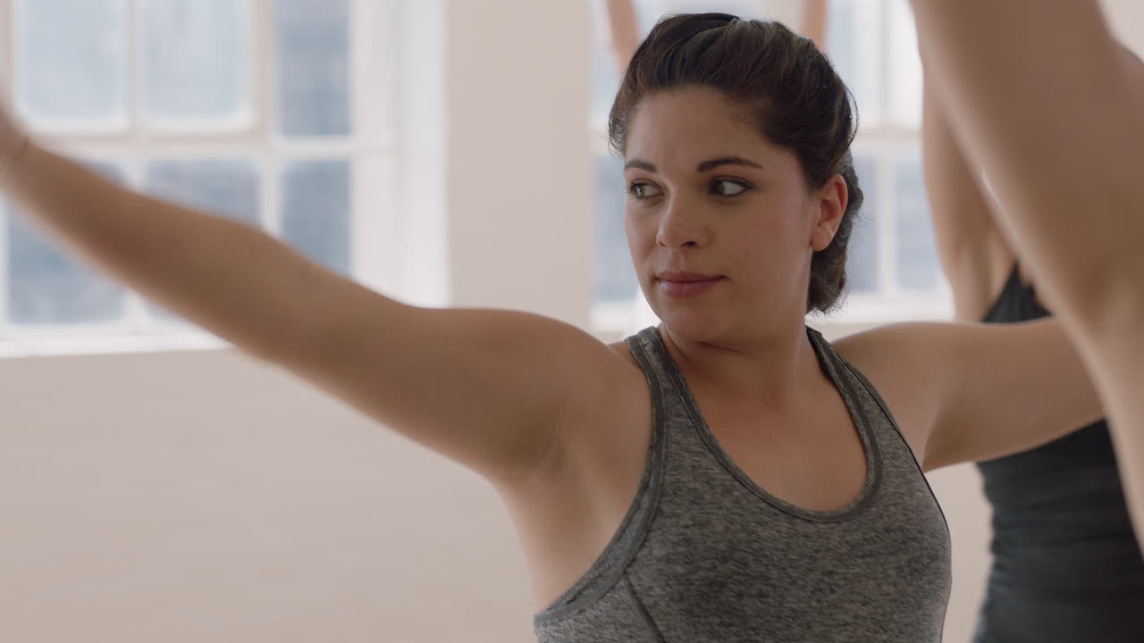 retrato de clase de yoga mujer hispana embarazada practicando pose guerrera con instructor enseñando postura grupo de mujeres disfrutando de un estilo de vida saludable haciendo ejercicio en el gimnasio
