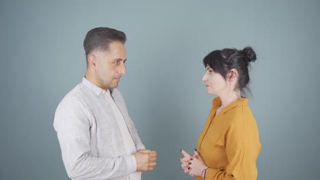 una pareja enojada la una con la otra.