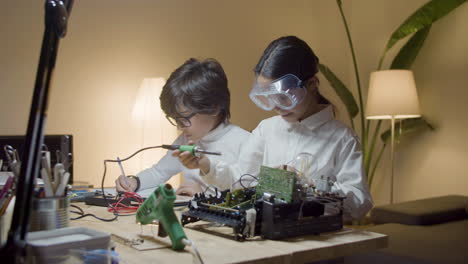 dos compañeros de clase haciendo proyectos escolares juntos por la noche