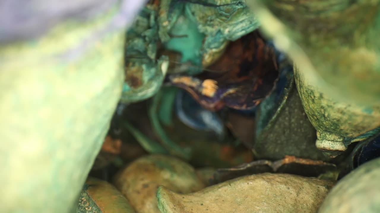 색색의 포푸리 조각이 렌즈를 지나 계단식으로 흐르면서 천천히 꽃병 밖으로 나옵니다.