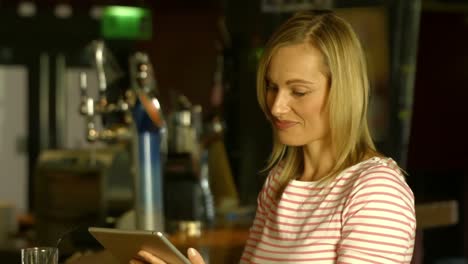 Woman-using-her-tablet-at-the-bar