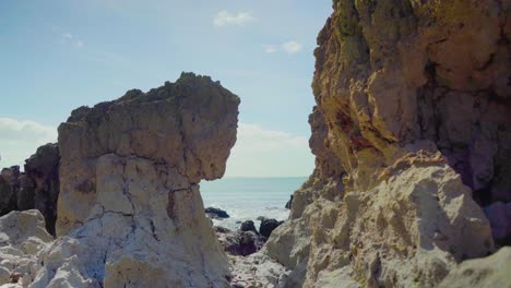 Natur-Meer-Ozean-Ufer-Steine-Felsen-Wellen-Wellen-Absturz-Sonniges-Tageslicht-Portugal-Loch-Stetige-Aufnahme-4k