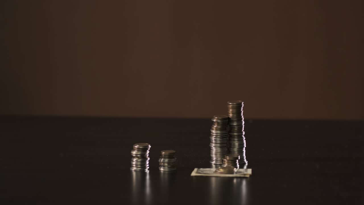 primer plano de un hombre tomando gafas con ahorros