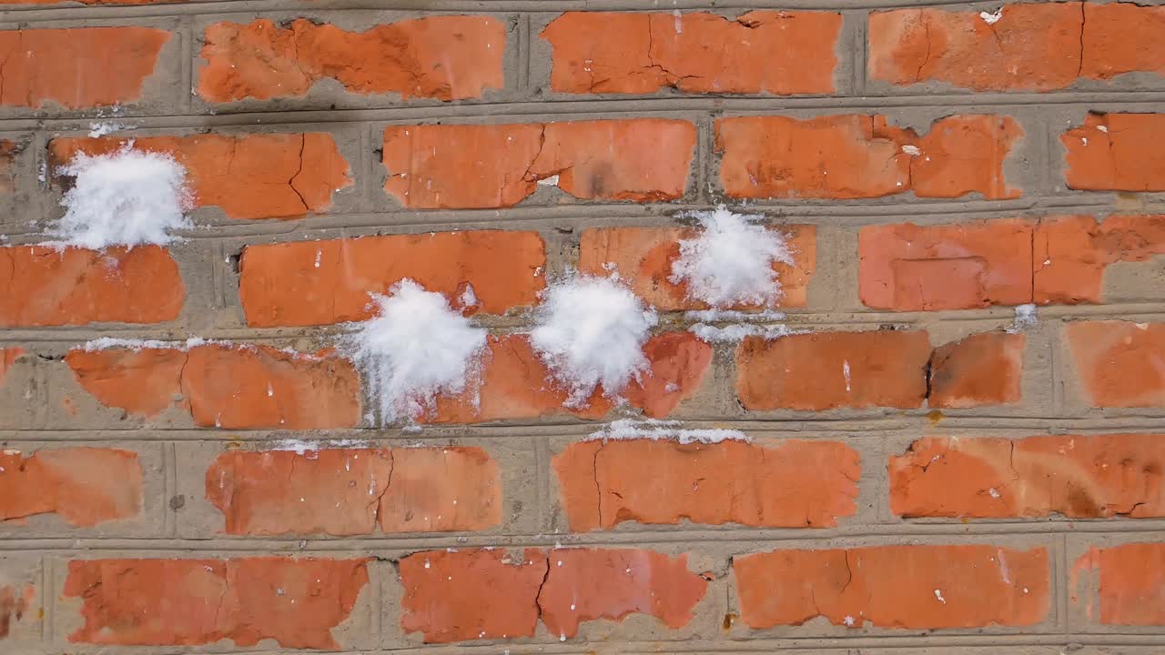 은 벽돌 벽에 눈알을 던지기: 겨울에 눈알 놀이: 학교 휴가: 겨울 시즌: 눈으로 표적을 때리: 메리 크리스마스: 크리스마스 분위기: 어린이 게임: 새해.