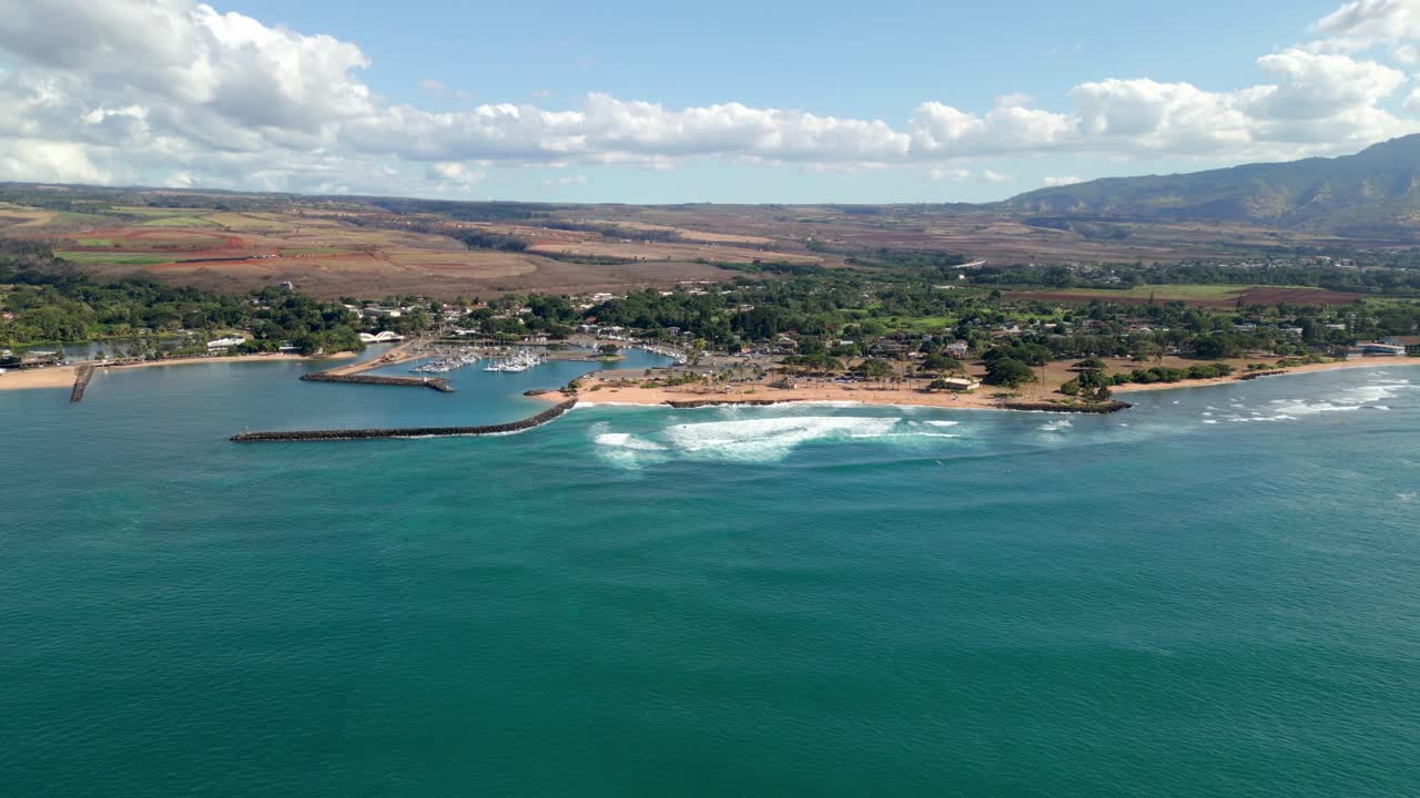 미국 하와이 주 와일루아 만에 있는 오아후의 북쪽 해안에 있는 하일리와 항구의 풍경.