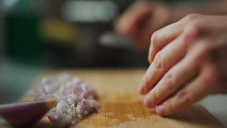 cortar cebollas preparando alimentos primer plano de la cebolla picada