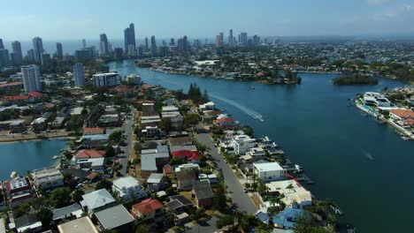 imágenes aéreas de drones de surfers paradise desplazándose hacia abajo mirando hacia broadbeach revelando el canal principal