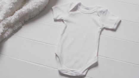 Video-Von-Weißem-Baby-Wachstum-Und-Weißem-Pelzigem-Teppich-Mit-Kopierraum-Auf-Weißem-Hintergrund