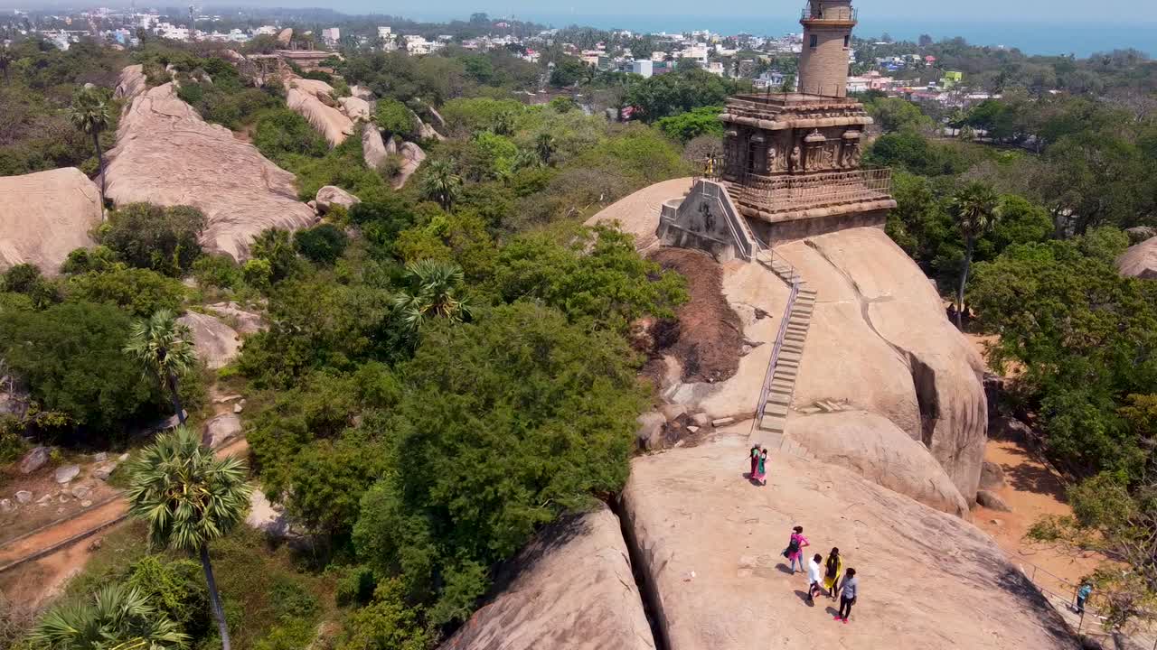 el grupo de monumentos en mahabalipuram es una colección de monumentos religiosos de los siglos 7 y 8 d.c. en la ciudad turística costera de mahabalipuram, tamil nadu, india y un sitio del patrimonio mundial de la unesco