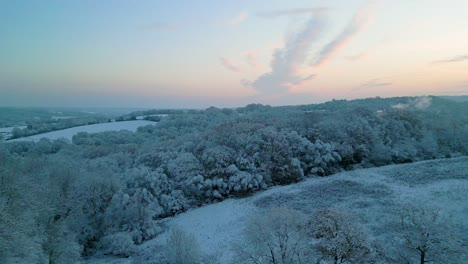 Campo-Cubierto-De-Nieve-Del-Aire-Temprano-En-La-Mañana-En-El-Reino-Unido