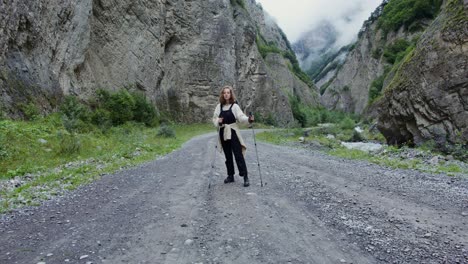 una adolescente haciendo senderismo en un cañón de montaña.