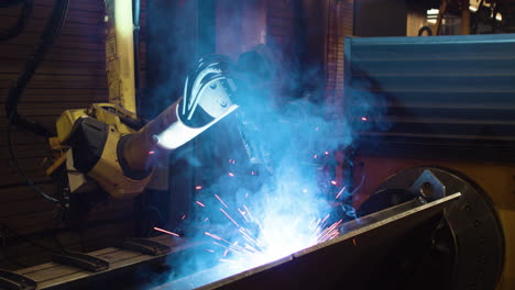 lavorare in una fabbrica