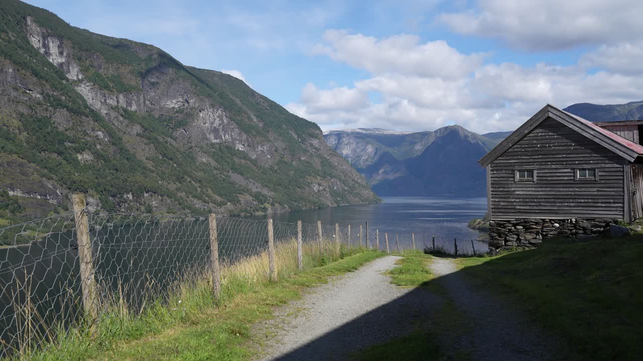 vy från Otternes historiska centrum över Aurlandsfjorden i västra Norge