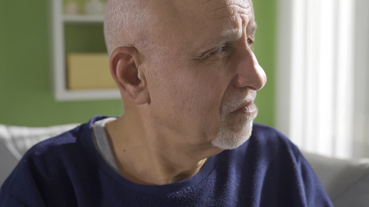 집에서 깊이 생각하고 우울한  ⁇ 은이.