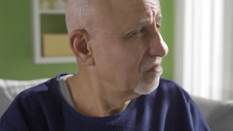 un anciano pensativo y deprimido en casa.