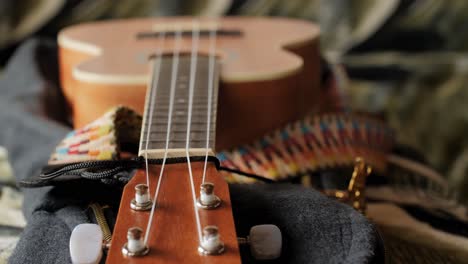 guitarra pequeña ukelele de cerca. seguir el enfoque