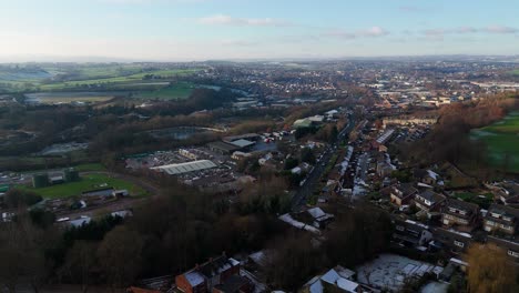 La-Vista-Invernal-Desde-Un-Dron-Captura-El-Típico-Desarrollo-De-Viviendas-Propiedad-Del-Consejo-Urbano-Del-Reino-Unido-En-Dewsbury-Moore-Council-Estate,-Con-Casas-Adosadas-De-Ladrillo-Rojo-Y-El-Yorkshire-Industrial.