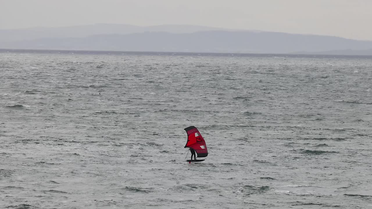 스코틀랜드의 바다에서 윈드서핑을 하는 사람