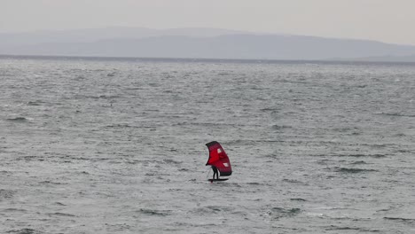 persona de windsurf en el mar en escocia