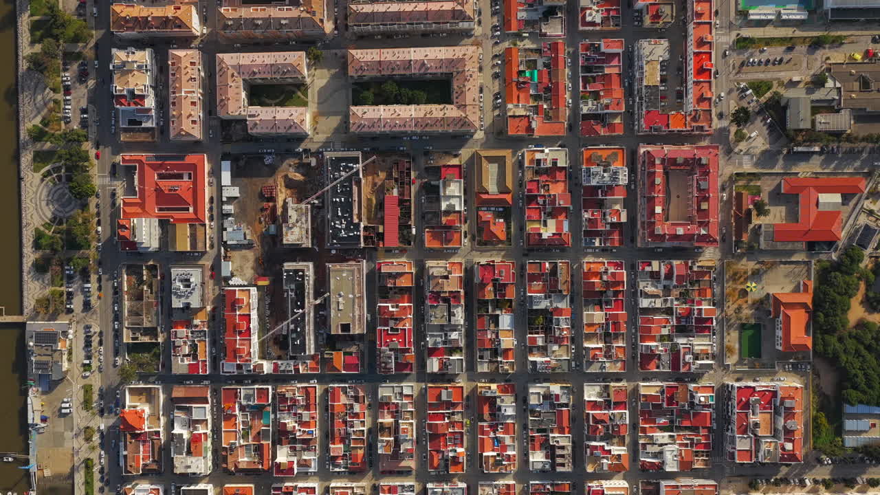 Vista aérea cenital con dron de las calles geométricas de Vila Real Santo Antonio