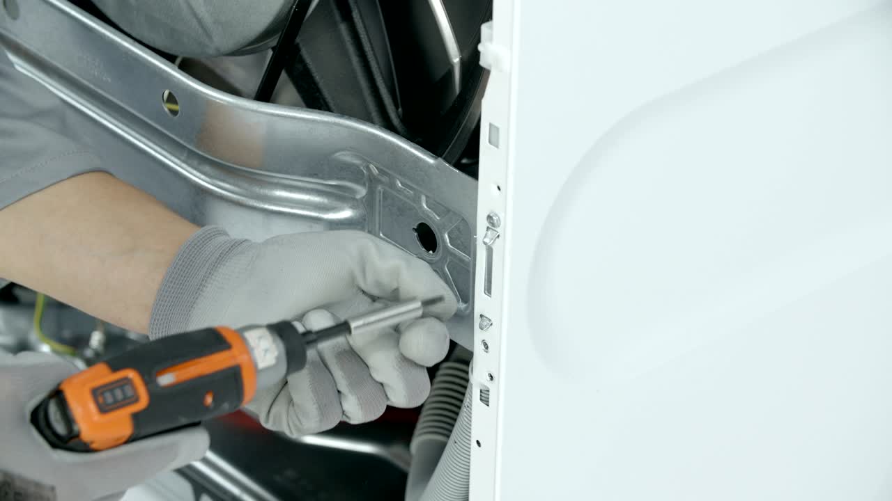 결합 패널을 잡는 스크루를 풀기