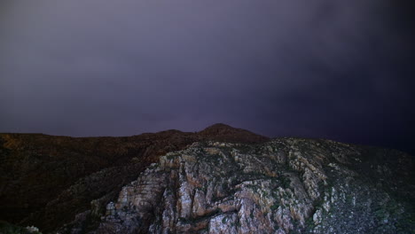noche nublada sobre una montaña rocosa en sudáfrica
