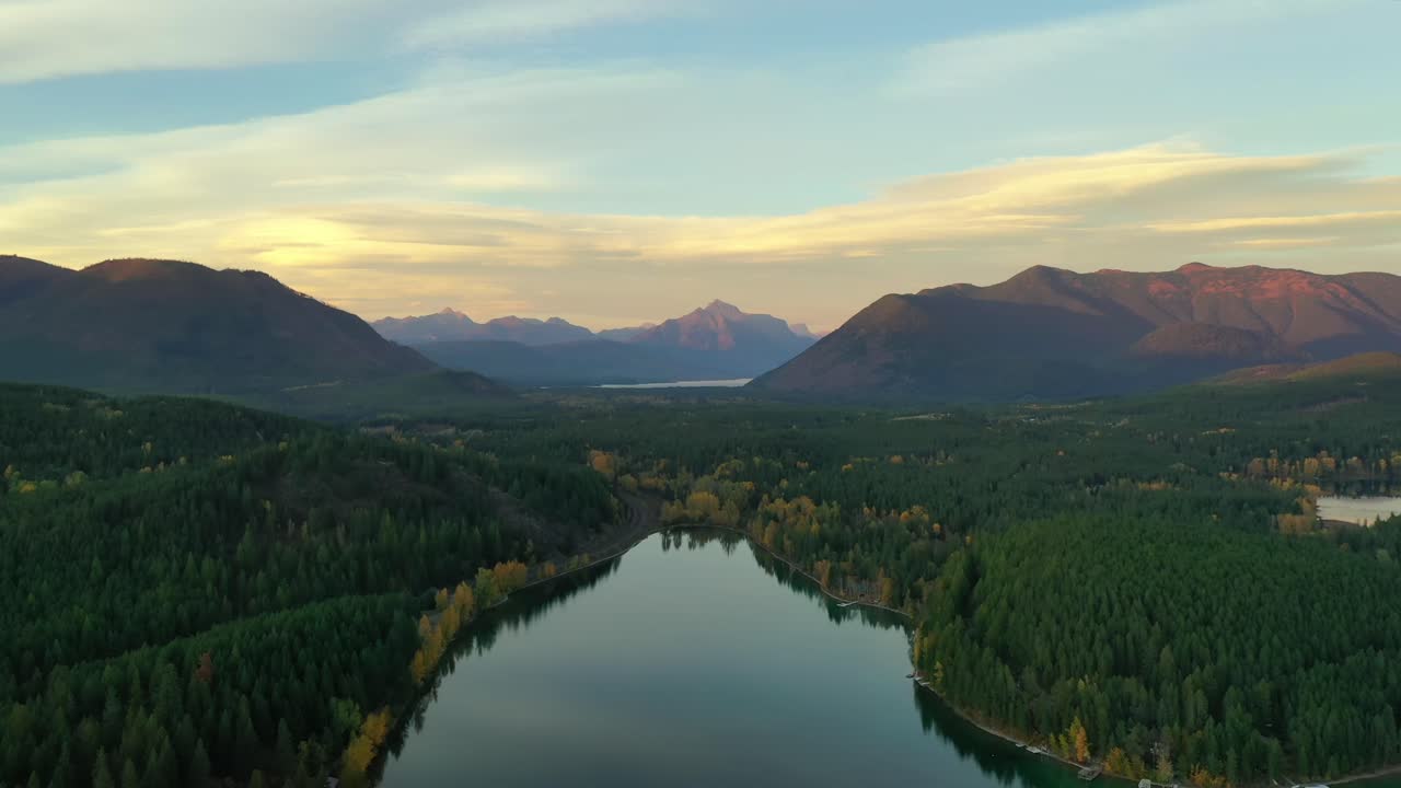 vista pintoresca del lago de junio durante la puesta de sol en el glaciar montana