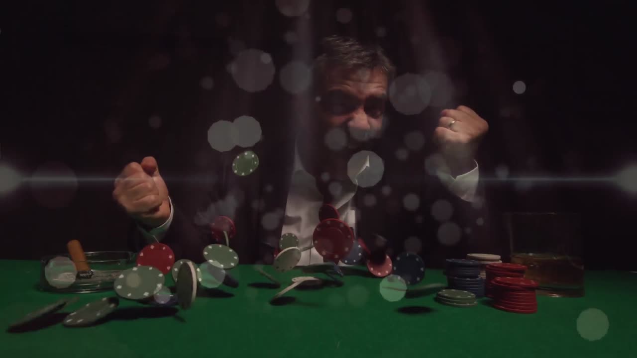 mesa de juego con gente afortunada en un casino de lujo