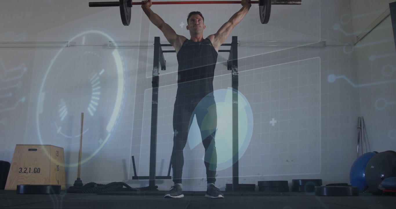 Muž ustupující od stojanu a zvedající činku do propnutých paží nad hlavou, HUD sledující opakování pro fitness.