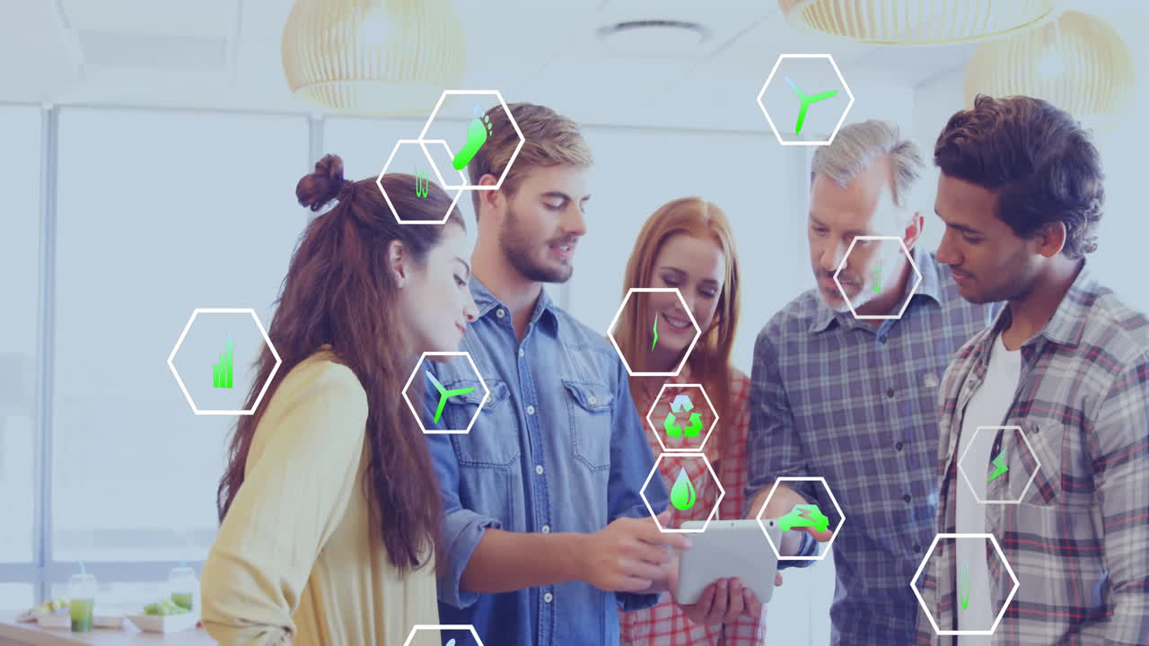 анимация икон экологии над различными коллегами, обсуждающими работу в офисе