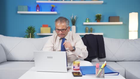 home office worker man has tooth sensitivity.