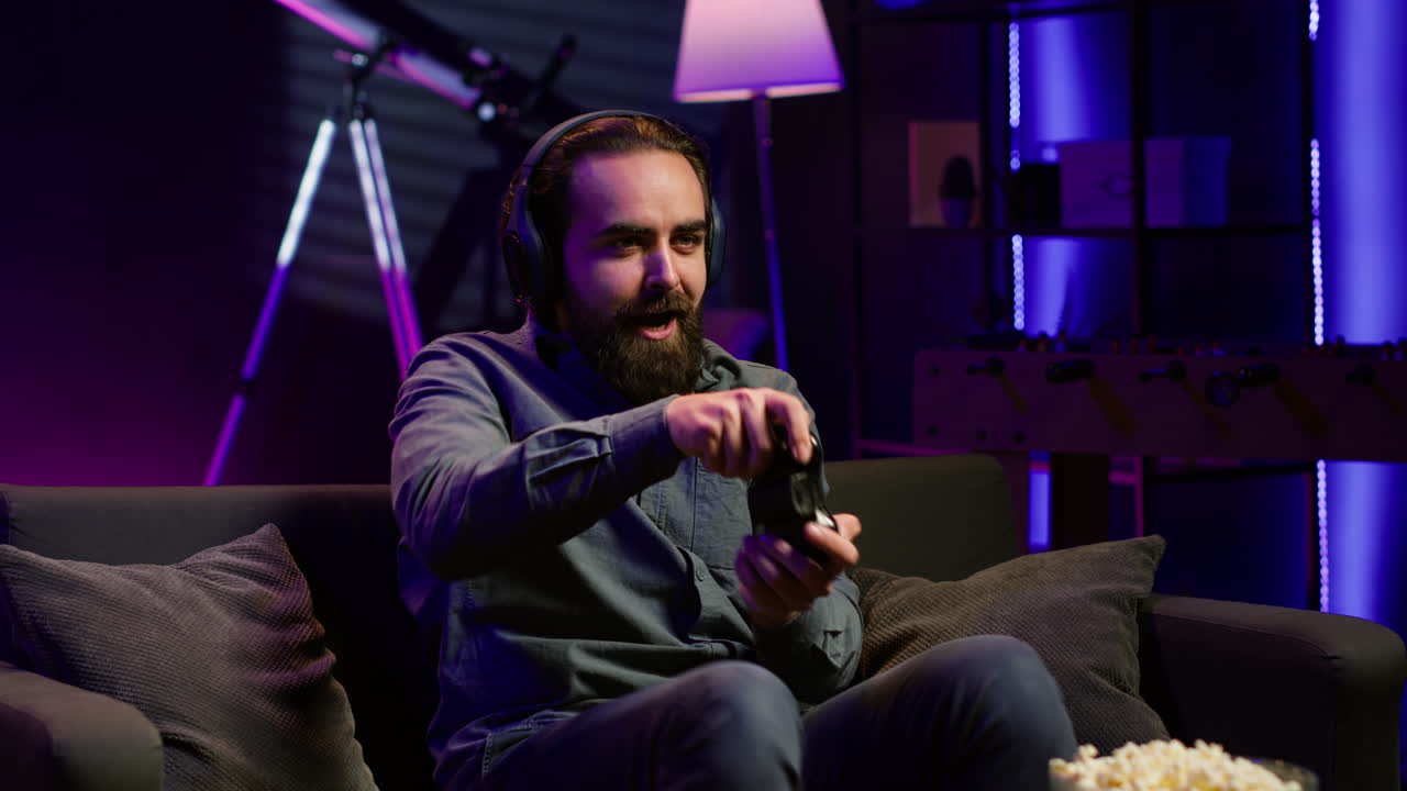 hombre jugando con el controlador en casa enojado después de perder