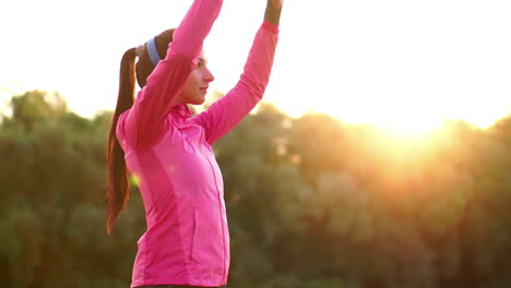 la chica se calienta temprano en la mañana antes del entrenamiento preparándose para una carrera en el sol