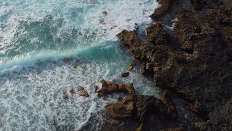 Vídeo-Aéreo-Panorámico-De-Tranquilas-Y-Suaves-Olas-Turquesas-Golpeando-Rocas-Volcánicas-Costeras---Gran-Canaria,-España