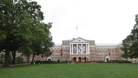 Bascom-Hall-En-El-Campus-De-La-Universidad-De-Wisconsin-En-Madison,-Wisconsin-Con-Video-Panorámico-De-Izquierda-A-Derecha