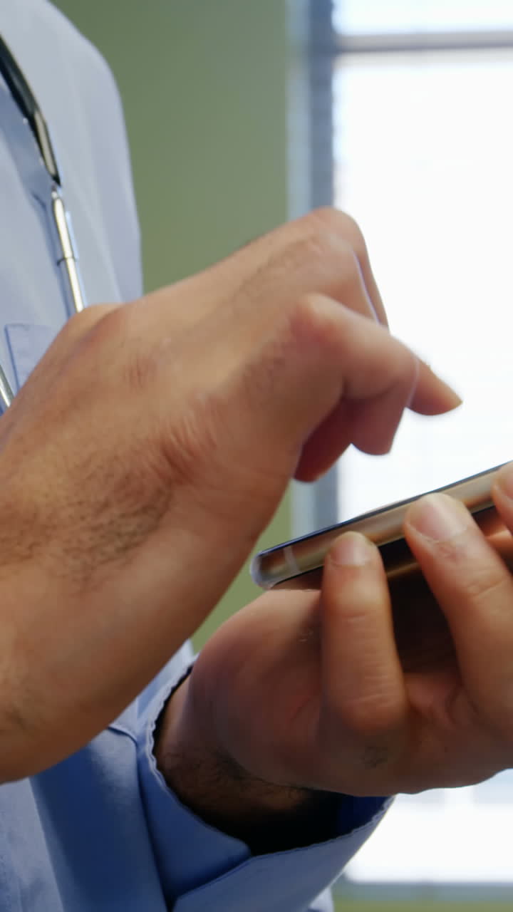 médico que usa teléfono móvil