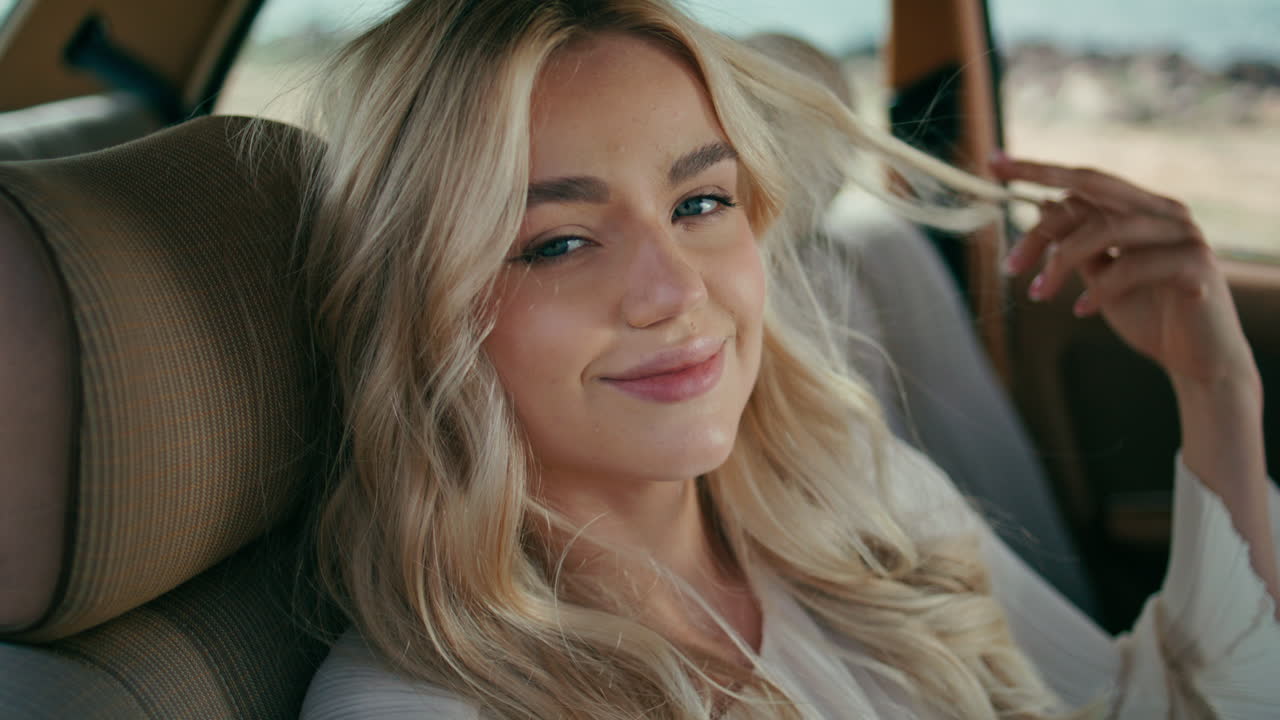 """여름 여행에서 레트로 자동차에서 아름다운 소녀 승객의 초상화 - 여자가 여행을 즐긴다."""