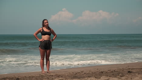 una mujer en una playa.