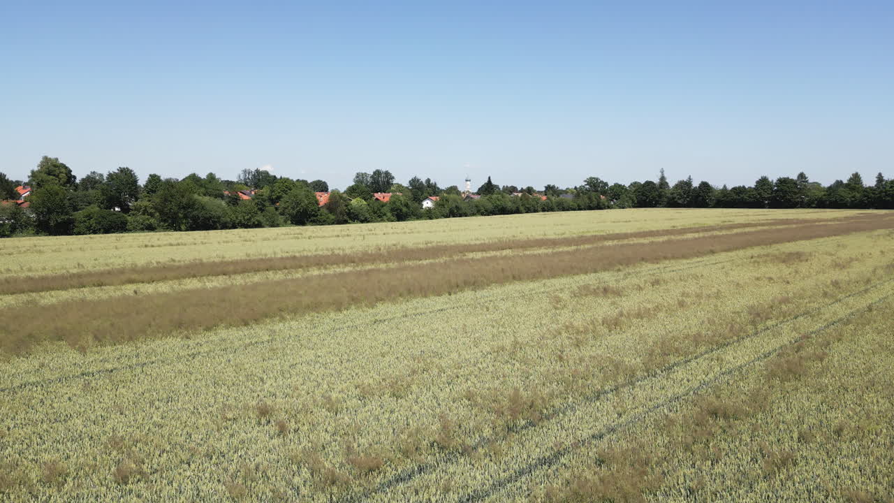 съемка с дрона деревни в баварии в солнечный день