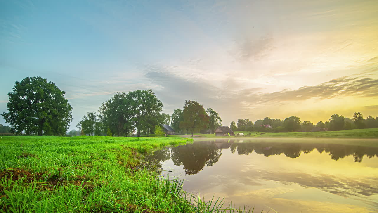 호수 에 있는 숲의 오두막 자연 풍경 아침 일찍부터 해가 지는 시간까지