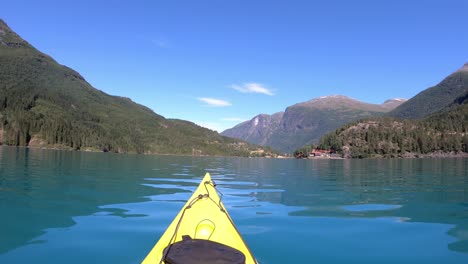 Schöner-Tag-Kajakfahren-Smaragdgrüner-Gletschersee-Lovatnet-Norwegen---POV-Aufnahme-Von-Brust-Actioncamera-Mit-Kajakbewegungen---Wunderschöne-Landschaft-Während-Der-Sommerferien