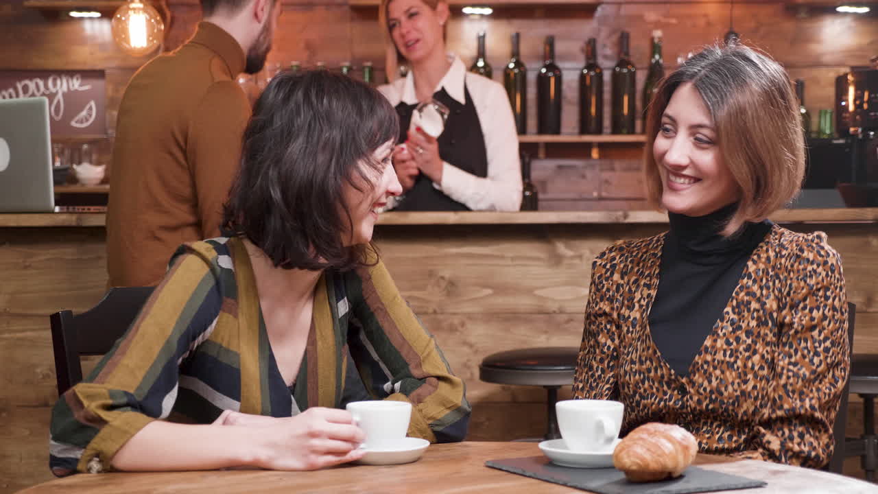 dos mujeres charlando en un café