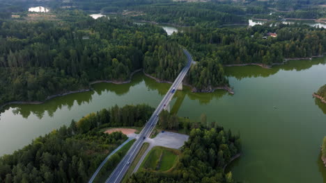 Am-Abend-Rasen-Autos-über-Die-Brücke-über-Den-Stausee-Ottenstein,-Österreich,-Drohnenansicht