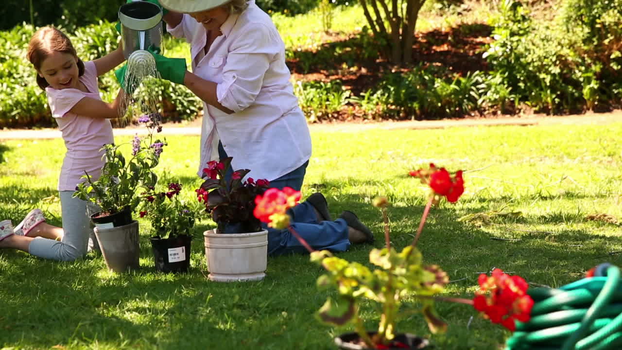 Nonna che fa giardinaggio con la nipote